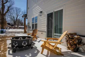 Ol Loggin Airbnb Downtown Rogers - Image 4