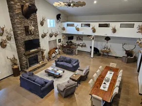 Spacious modern lodge outside of city. - Image 5