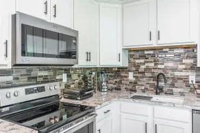 Luxurious 1-bedroom with Free Parking - Image 5