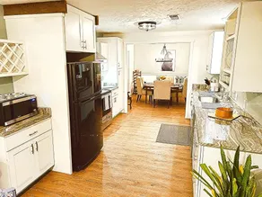 Large, fun, fenced, central, Oaklawn, lake, shops - Image 5