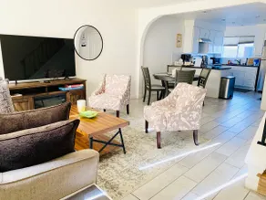 A Bright & Modern 2BD/1.5BA House + Parking - Image 2