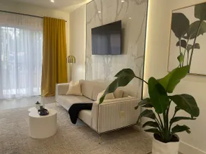 Luxury 4 Brm 5 Bath Home w/ Parking + Fast Wi-Fi - Image 2