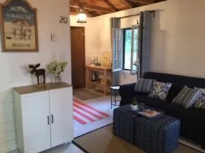 Lakeside Cottage Getaway - Image 2