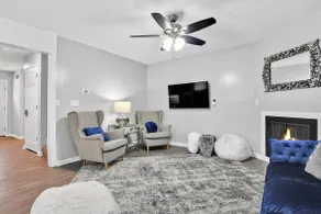 6BR Sleeps 14- 2 Kitchens- 10 min to KC - Image 2