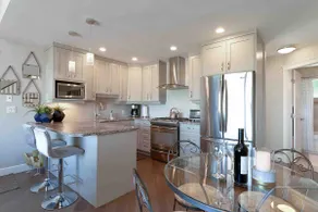 Beautiful views, walk to town, beach, golf, hiking - Image 2