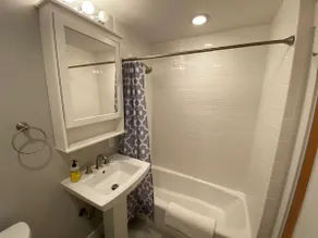 The Best 2 Bedroom Loft Style Apt W/ Free Parking - Image 5