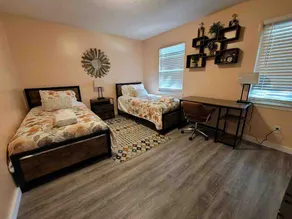 Elegant 2-bedroom pet-friendly villa w 2 parking spaces - Image 4