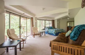 Bright, Unique Apartment in Heart of Wine Country - Image 2