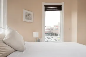 Chic and Charming Vintage Condominium in Lincoln Park - Image 3