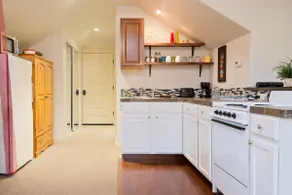 Quiet private guest home with views - Image 3