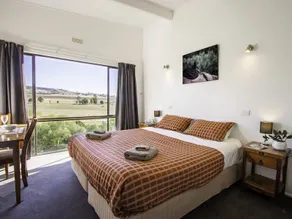 Lodge by the River - Studio 4 - Image 2