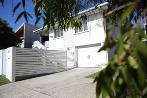 Beach House @ Moffat ~ 100m walk to beach - Image 2