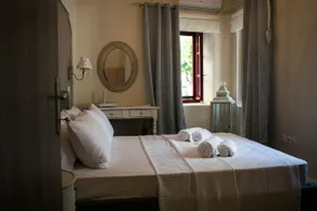 Traditional house of 1898 in the heart of old town of Nafplio - Image 3