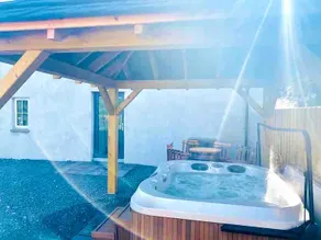YEW TREE BARN with Jacuzzi brand HOT TUB.......... - Image 3