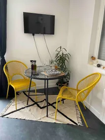 Independent studio with outdoor courtyard - Image 4