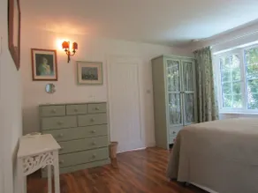 Lovely Spacious Cottage Near The Coast - Image 2
