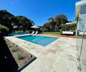 Coastal house with huge solar heated pool - Image 2