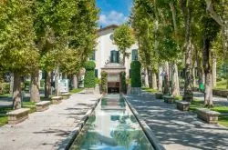Villa surrounded by the Park - Image 3