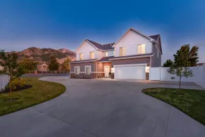 ⭐️Private Hot Tub + Fireplace + Covered Patio + 75” TV - Image 2