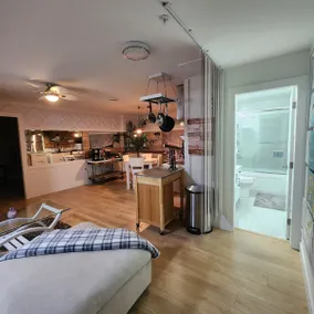 1- BR Business Suite, Sumas Mountain, Abbotsford. - Image 4