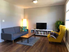 Le Salon - Walk Downtown - Image 4