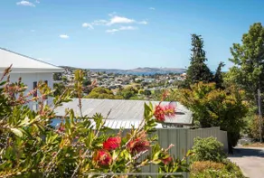 Luxury studio stunning view; walk to shop/school - Image 3