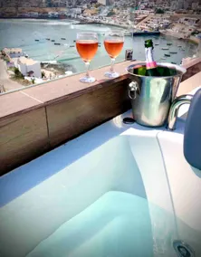 Loft-Hot tub-Ocean view - Image 3