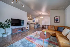 🏡 *NEW* The Artsy Abode ✨ Hot Tub ♨️ BBQ 🍖Foosball ⚽️ - Image 2