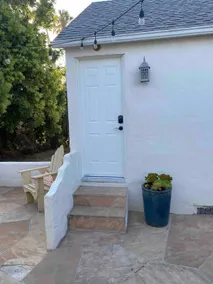 Zoe’s Cottage Beautiful Near Beach & Downtown - Image 2