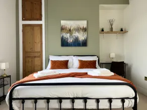 Cosy 4-Bed Home Near Centre & Free Parking - Image 3