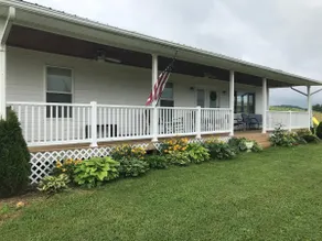 Mountain farmhouse on 300 + acres with million$views - Image 2