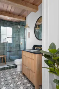 Downtown w/Outdoor Soaking Tub,10 minutes to beach - Image 3