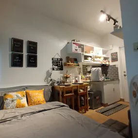 Alabang Studio with unlimited wifi and Netflix - Image 2