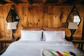 1970s Creekside Cabin | 2 miles from Woodstock - Image 4