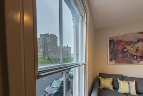 Central Windsor Apartment Facing the Castle - Image 2