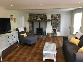 Unique Cosy Retreat - Spacious 3-Bed Farm House - Image 3