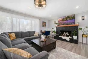 Large custom home within walking distance to lake - Image 4