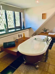 Fab 1 bedroom Cotswolds apartment parking & garden - Image 3