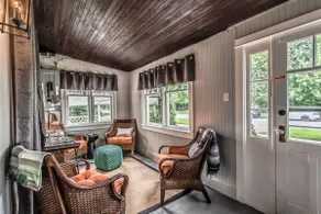 UPSCALE DOWNTOWN CHARM BY SHAW HIGH QUALITY BEDS - Image 4