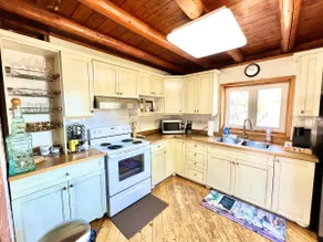 ☀ Private Waterfront LogStyle Cottage w/ Lakeview! - Image 4