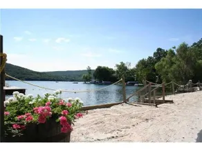 Lake House - Image 4