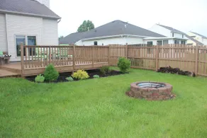 Quiet fenced backyard, tall ceilings - Image 4