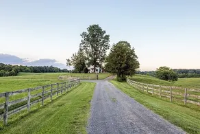 Cozy Farmhouse Getaway - Image 3