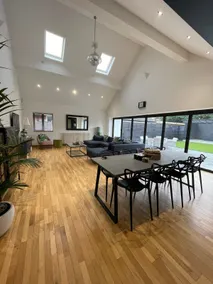 Contemporary Open Plan Beach House Sleeps 8 + cot - Image 2