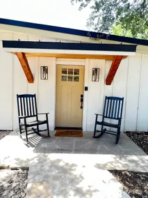 Hidden river retreat near downtown - Image 2
