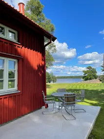 Newly renovated house with lake location! - Image 3