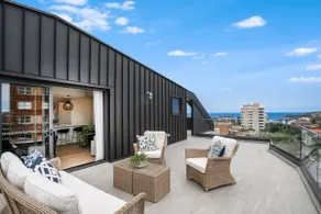 Spacious Penthouse Fabulous Harbour & Ocean Views - Image 3