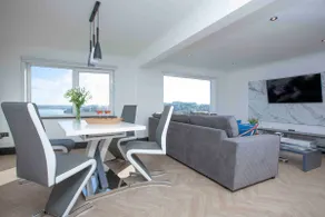 Luxurious & Modern Apartment W/ Iconic TQ SeaViews - Image 4