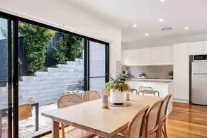 Spacious modern 3 bdr home minutes from beach - Image 2