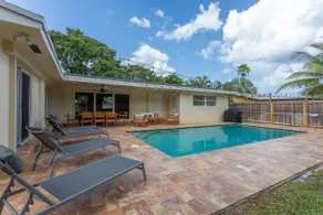 3BR Heated Pool Game Room Great Location - Image 2